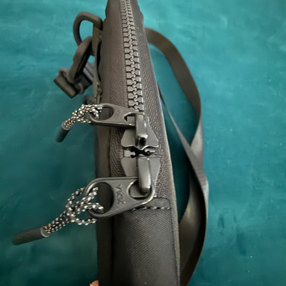 Lululemon Everywhere Belt Bag Crossbody‎ Nylon Black Adjustable Strap - Picture 3 of 15